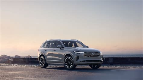Infografika apie Volvo XC90 elektrinio važiavimo atstumą ir įkrovimo laiką