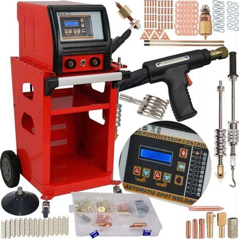 Nuotrauka su įvairia kėbulų remonto įranga: dažymo kamera, įlenkimų tiesinimo stendas, suvirinimo aparatas