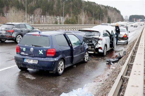 Autoparko automobiliai prie nuomos punkto