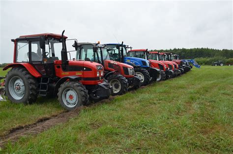 Žemės ūkio technikos parkas: įvairių kategorijų traktoriai ir kombainai