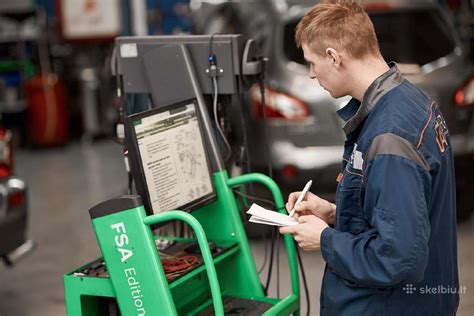Mechanikas atlieka automobilio diagnostiką servise