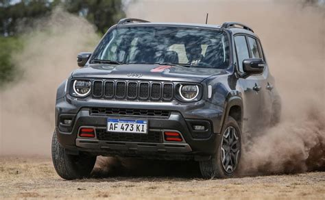 Jeep Renegade Trailhawk važiuojantis bekele, demonstruojantis pravažumą