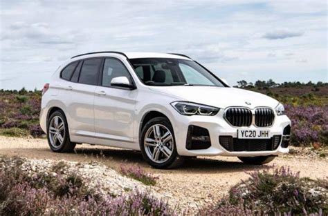 Nuotrauka, demonstruojanti BMW X1 F48 akumuliatoriaus gnybtų atjungimą ir tvirtinimo laikiklio vietą