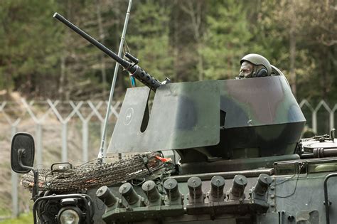 Mini karinės technikos parkas su įvairiais eksponatais