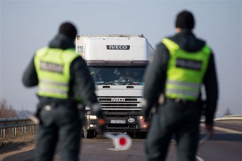 Vairuotojas prie šarvuočio FV432 valdymo vairo