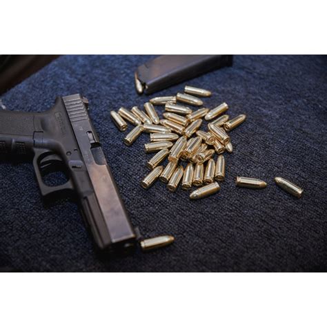 Žmonės šaudantys iš įvairių ginklų šaudykloje