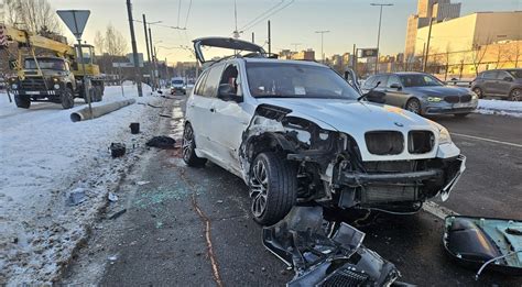 BMW automobilio avarija prie namo sienos Vilkijos gyvenvietėje