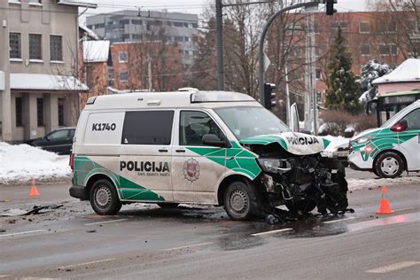 Sudaužytas BMW automobilis po avarijos Kauno Tunelio gatvėje, nulūžęs stulpas