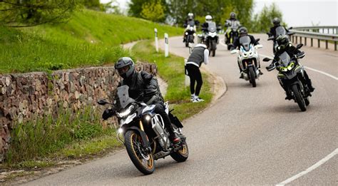 Infografikas apie privalomą motociklininko aprangą