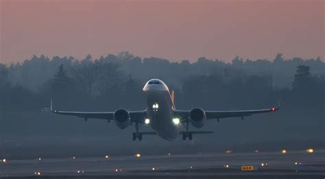 Mažas lėktuvas, leidžiantis ant sausos savanos