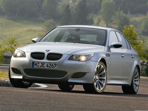 BMW E60 sedano profilinė nuotrauka, demonstruojanti kėbulo linijas