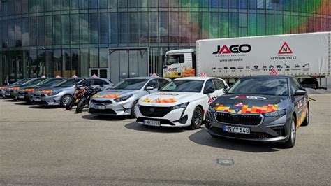 Schema, vaizdžiai iliustruojanti skirtingų vairuojamųjų kategorijų (A, B, C, CE) mokymosi trukmę ir etapus.