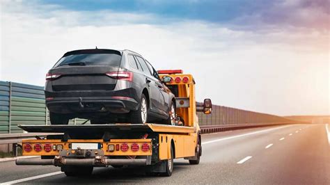 Saugiai garaže saugomas automobilis su apsauginiu uždangalu