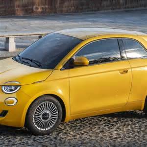 Istorinė FIAT 500 ir 600 modelių palyginamoji nuotrauka