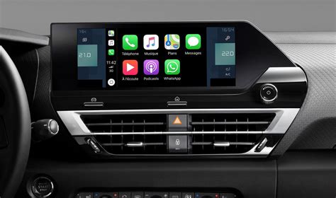 Teminė automobilio interjero nuotrauka su multimedijos ekranu