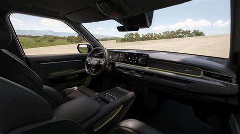 Kia Sorento interjero nuotrauka su pabrėžtu prietaisų skydelio dizainu
