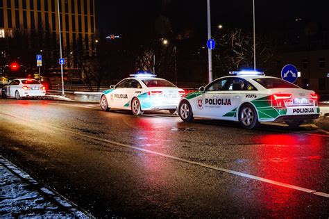 Saugumo keliuose koncepcija: atšvaitai, greičio ribojimas ir vairuotojų blaivumo kontrolė.