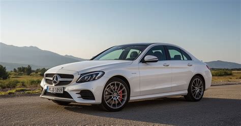 Mercedes-Benz C-klasės (W205) sedano išorės vaizdas, pabrėžiantis elegantišką kėbulo dizainą