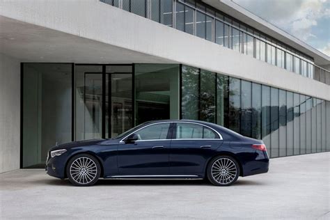 Mercedes-Benz C klasės sedano ar universalo šoninis vaizdas, pabrėžiantis dinamišką kėbulo dizainą