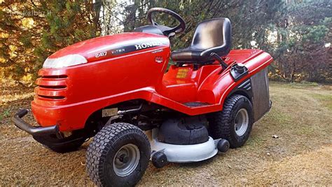 „Honda“ sodo traktoriaus HF serijos modelis su ergonomiška sėdyne ir valdymo skydeliu