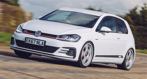 Nuotrauka, vaizduojanti originalius Volkswagen Golf MK7 GTI ratus.
