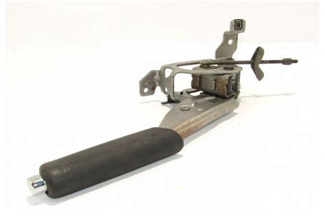 Rankinio stabdžio reguliavimo mechanizmas po automobiliu