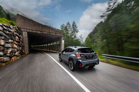 Sąsaja, vaizduojanti „Subaru Forester“ automobilį kelyje, pabrėžiant jo visureigio savybes