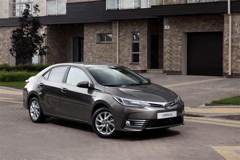 Toyota Corolla E180 sedano nuotrauka, atspindinti modernų ir dinamišką dizainą