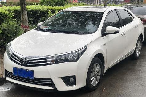 Detalioji Toyota Corolla E180 salono nuotrauka, parodanti prietaisų skydelio išdėstymą ir centrinę konsolę