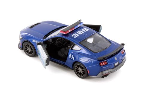 „Kinsmart“ metalinio Ford Mustang modelio makro nuotrauka, išryškinanti detales ir dažymo kokybę