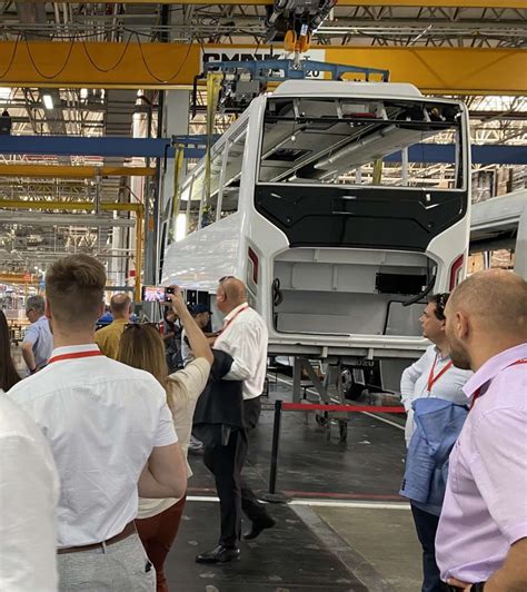 infografika su populiariais Nissan modeliais ir supirkimo procesu