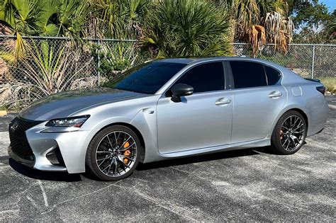 Lexus GS F interjero nuotrauka su sportinėmis sėdynėmis