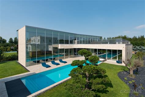 Erdvus ir modernus Nissan LEAF interjeras su dideliais ekranais