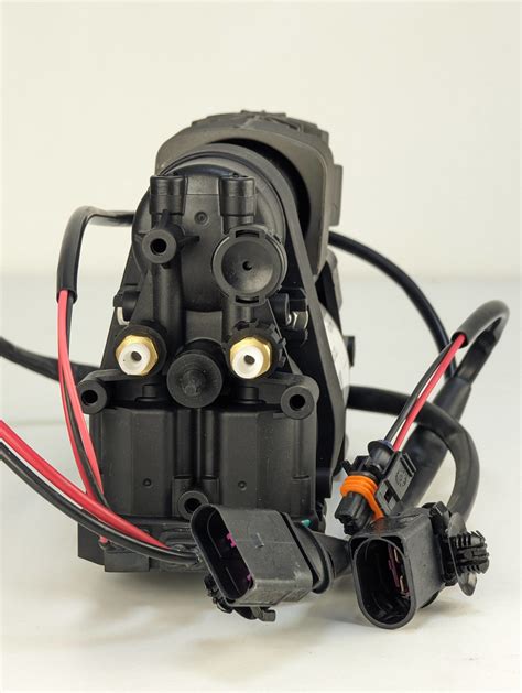 Scheminis pneumatinės pakabos BMW E61 sistemos pavaizdavimas su pagrindiniais komponentais.