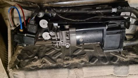 Sugadinto BMW E61 pneumatinės pakabos kompresoriaus nuotrauka.