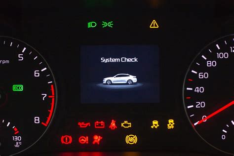 schema, vaizduojanti oro pagalvių išsidėstymą automobilyje ir kontrolinės lemputės vietą prietaisų skydelyje