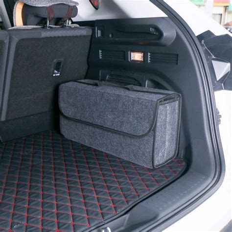 automobilio bagažinės su įdėtu modeliniu kilimėliu vaizdas