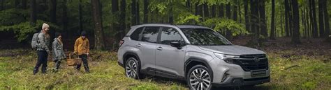 Naujojo Subaru Forester eksterjero dizainas iš šono, pabrėžiantis prošvaisą ir kampuotas ratų arkas
