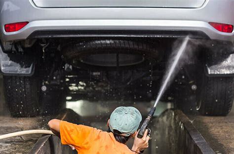 foto: automobilio dugno vaizdas su pažymėta drenažo anga kondensatui