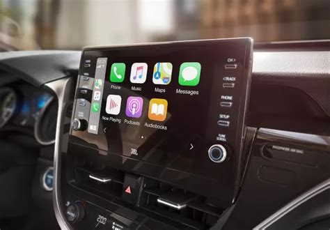 Nuotrauka, vaizduojanti Subaru Legacy Outback 2015-2018 multimedijos sistemos ekraną su navigacija ir Android Auto.