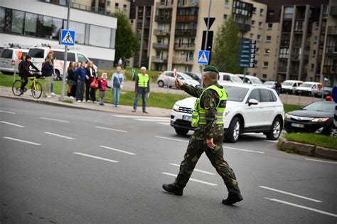 schema, vaizduojanti draudžiamus atstumus stovėjimui prie pėsčiųjų perėjų ir sankryžų