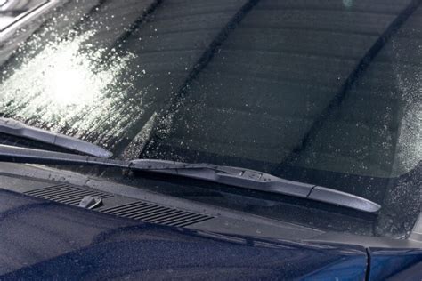 Vairuotojas pildo automobilio langų plovimo skystį degalinėje