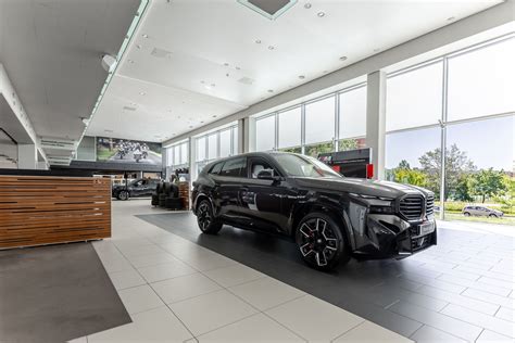 Tematinė nuotrauka, vaizduojanti BMW, Mini ir BYD automobilius, prie salono, su „Inchcape Auto“ logotipu