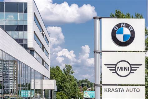Nuotrauka, vaizduojanti naują „Krasta Auto“ naudotų automobilių saloną su BMW ir Mini modeliais.