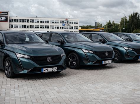 Logotipas ir nuotraukos, susijusios su automobilių verslu (pvz., įvairių markių automobiliai, serviso įranga, nuomojami automobiliai)