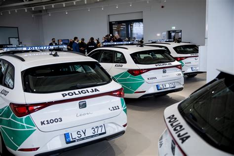 infografika su skirtingų tipų policijos automobilių siluetais ir trumpais aprašymais