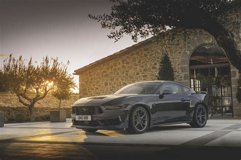 „Ford Mustang“ šeštosios kartos modelio nuotrauka, išryškinanti agresyvų kėbulo dizainą