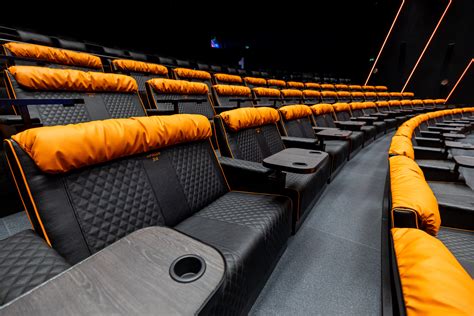 Teminė nuotrauka: „Apollo Kinas“ ir „Forum Cinemas“ logotipai prie kino teatro įėjimo