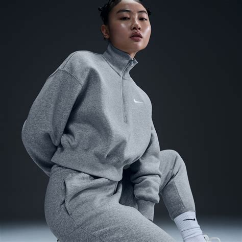 Infografika: Nike Sportswear megztinių ir marškinėlių įvairovė