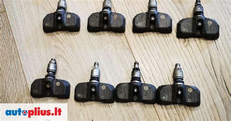 Teminė nuotrauka, rodanti automobilio padangą su TPMS davikliu